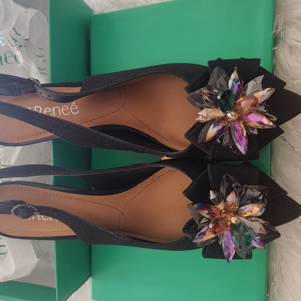 Elegant Black Heeled Shoes with Ornate Embellishments